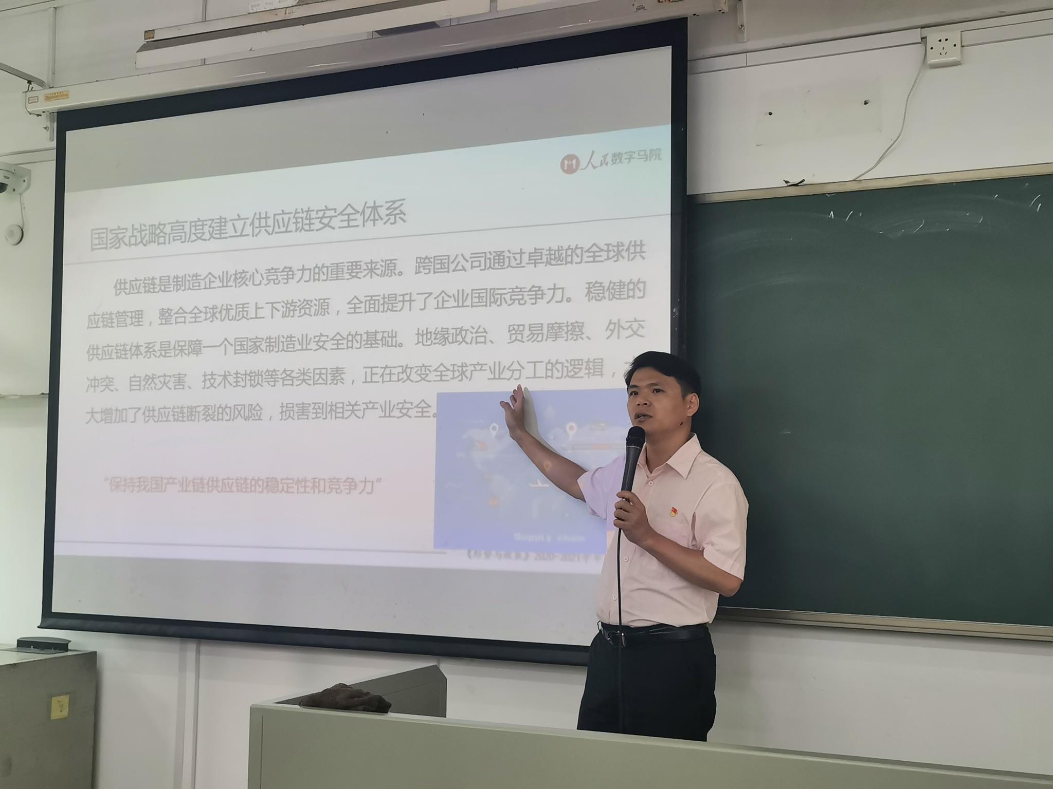 管理学院党总支书记柯锦泉讲授开学第一课