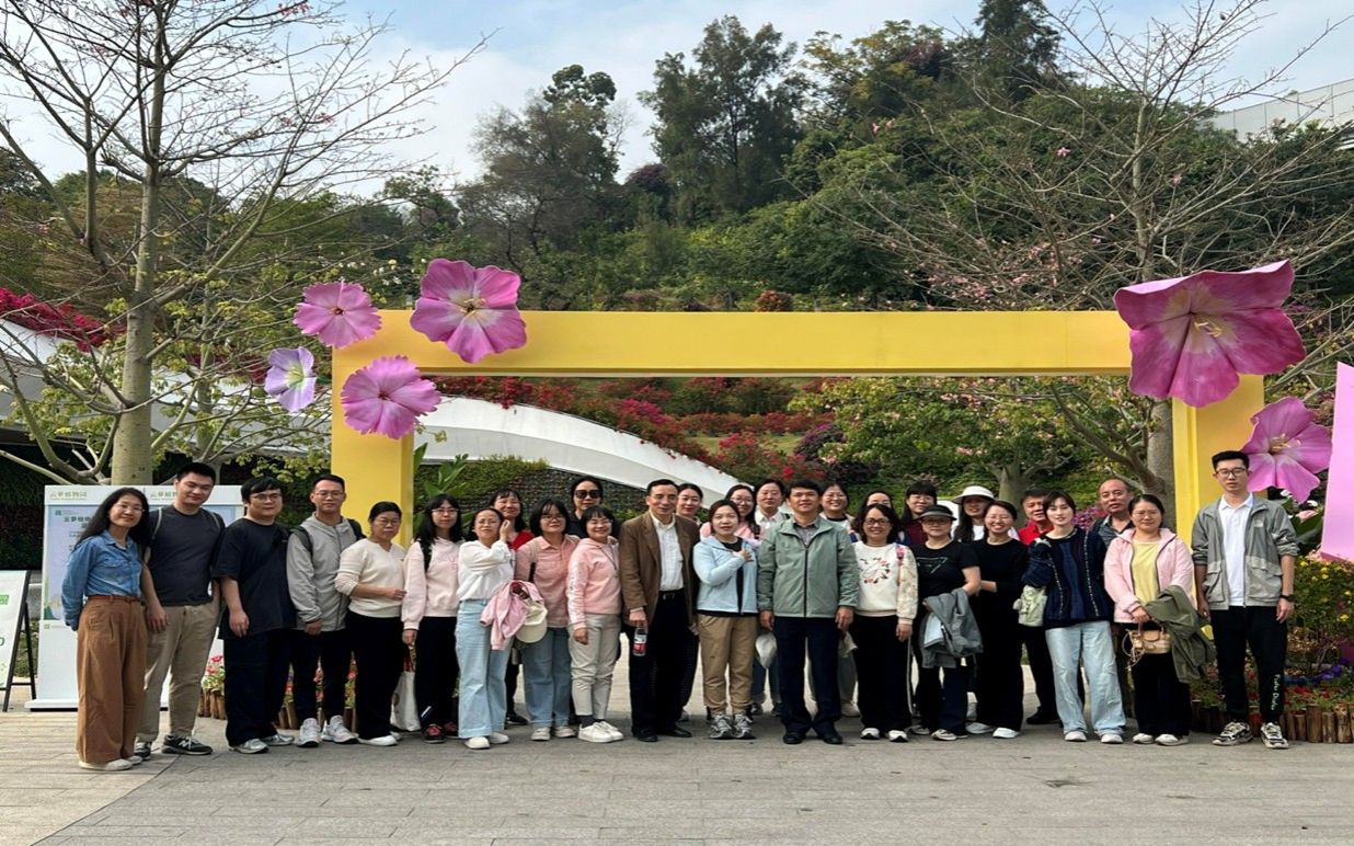 管理学院工会成功举办2025年秋季教职工徒步赏花活动