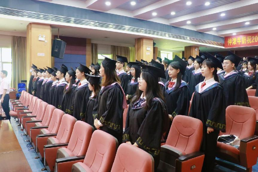 管理学院举行2022届毕业生毕业典礼暨学位授予仪式