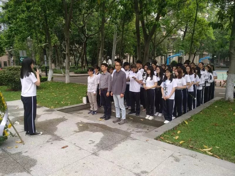 管理学院开展清明献花祭奠活动