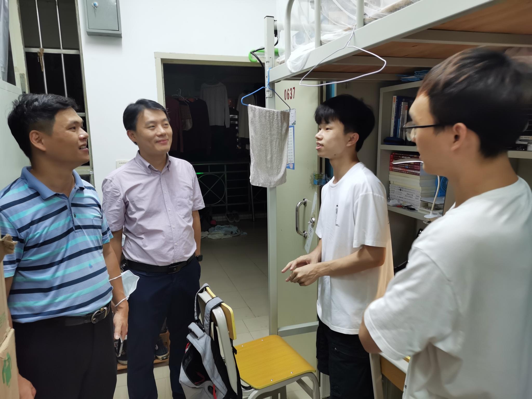 育人在心，情暖到寝——管理学院领导走访宿舍看望返校学生